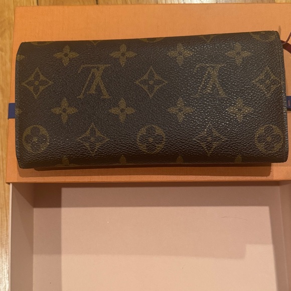 Louis Vuitton Emilie Wallet - Picture 4 of 8
